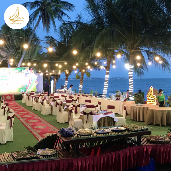 Nh&agrave; h&agrave;ng tổ chức đ&aacute;m cưới b&atilde;i biển Phan Thiết